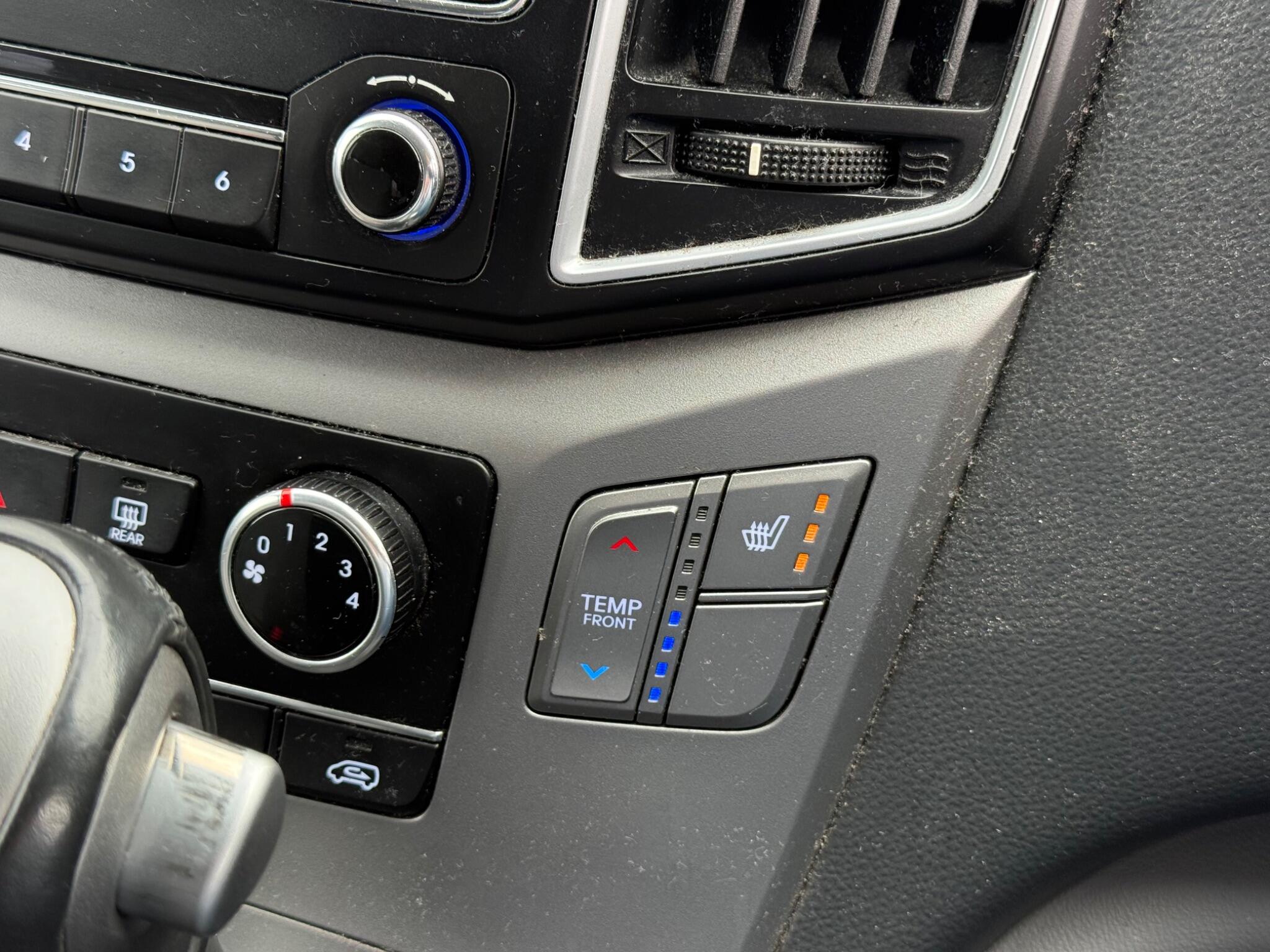 Hyundai i800 2.5 CRDi SE Auto Euro 6 5dr — photo 89 of 100